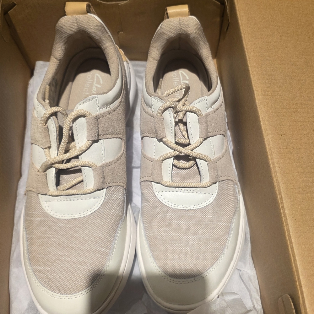Clarks Men’s Beige and White Casual Lace-Up Sneakers